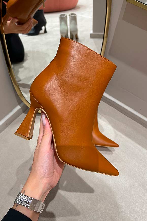 Ovyé - Pointed leather ankle boot with spool heel