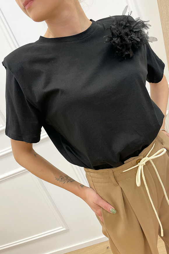 Vicolo - T shirt nera spalline imbottite e spilla