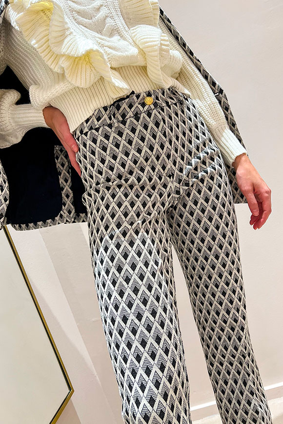Vicolo - Black and white trousers in geometric pattern with golden button