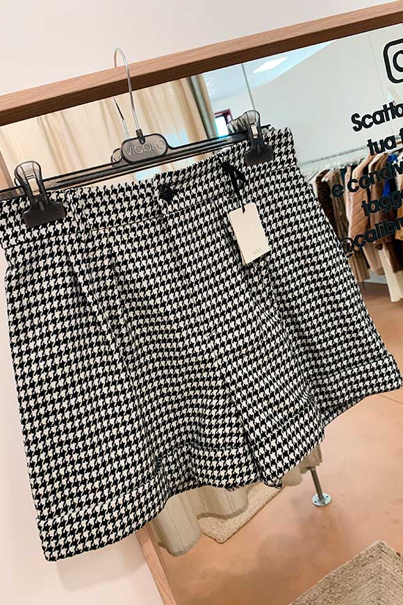 Vicolo - Black and white houndstooth shorts
