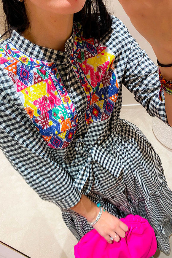 Vicolo - Vestito chemisier vichy bianco e nero a balze con ricami multicolor