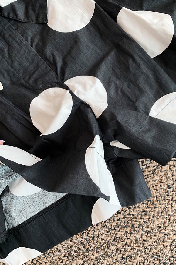 Vicolo - Pantaloncini neri paperbag a pois grandi bianchi con cintura