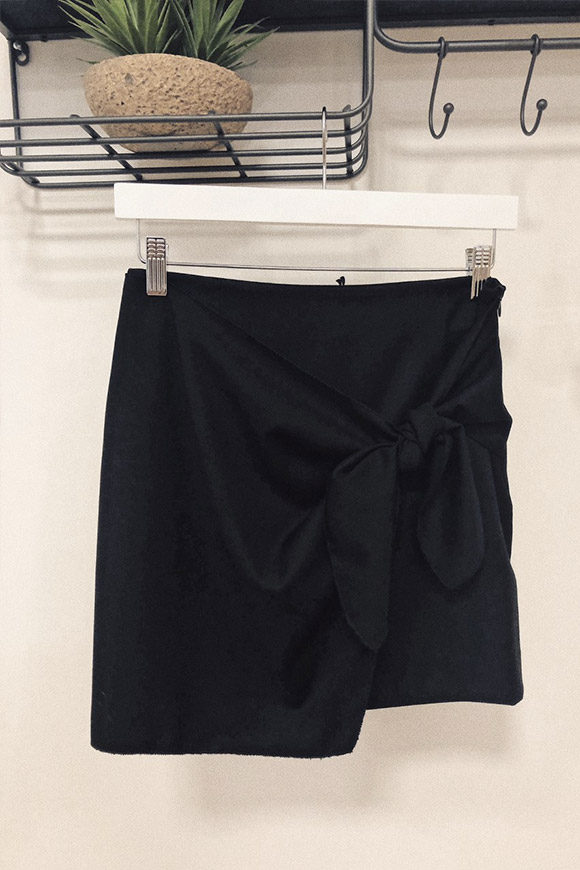 Vicolo - Black lane skirt with side bow