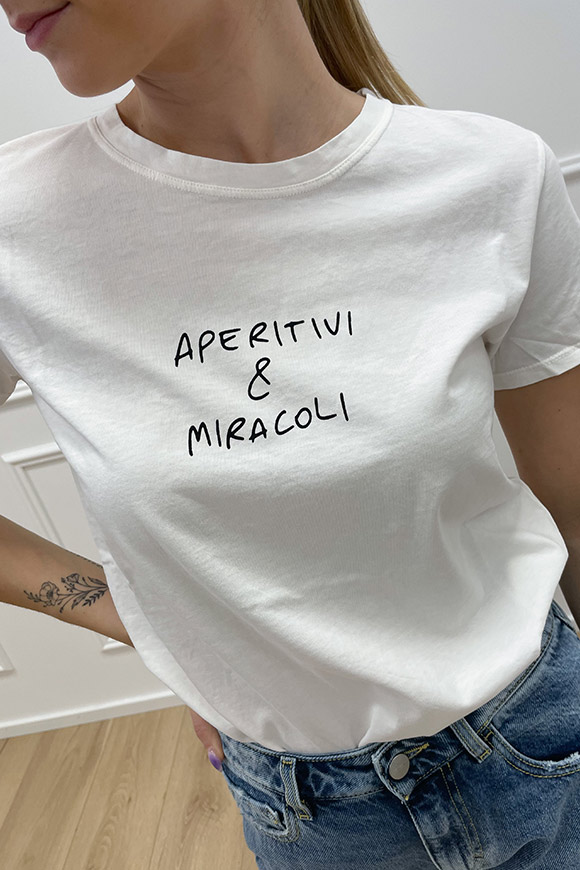Vicolo - T shirt con scritta nera "Aperitivi e Miracoli"