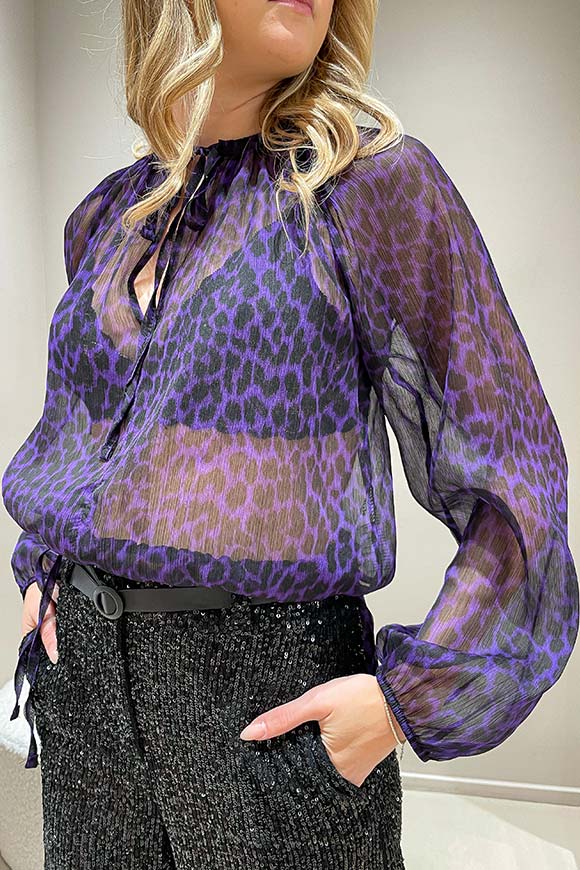 Dixie - Blusa leopardata viola in crepon