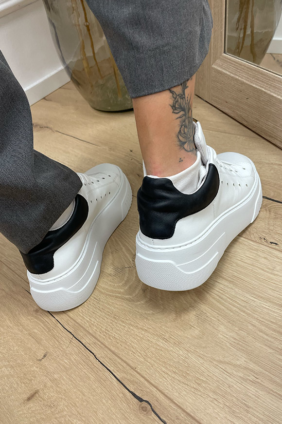 Ovyé - Sneakers platform bianca retro nero in pelle