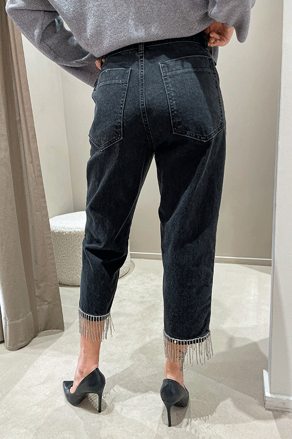 Tensione In - Jeans nero mom fit con strass a filo sul fondo