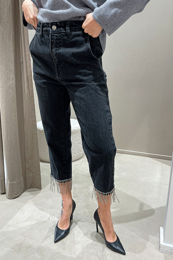 Tensione In - Jeans nero mom fit con strass a filo sul fondo