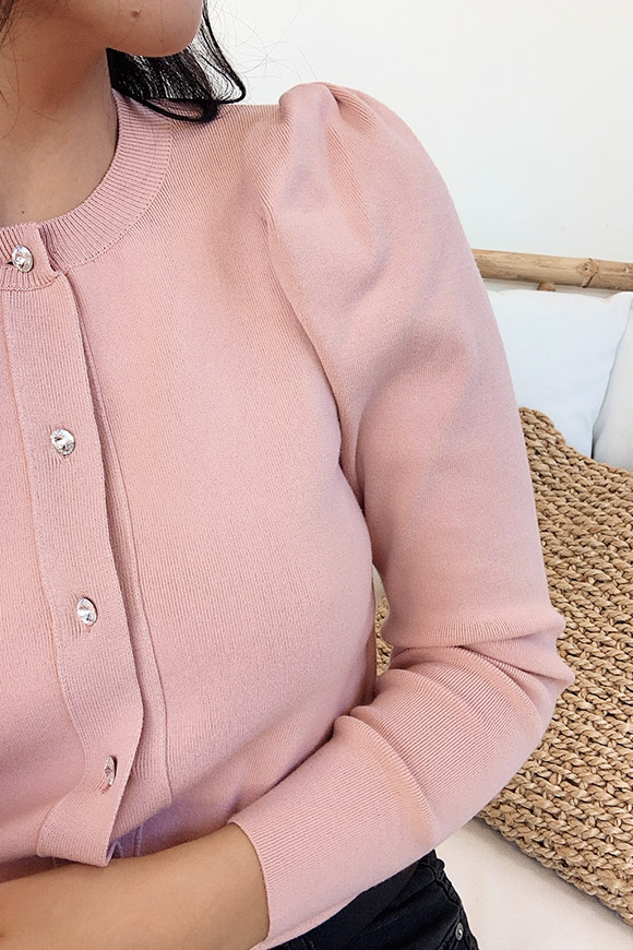 Vicolo - Cardigan rosa con spalle arricciate e bottoni gioiello