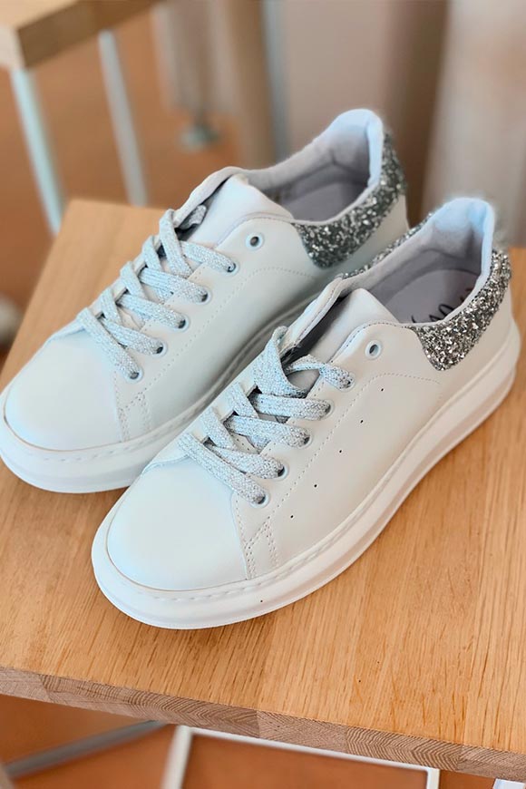 Ovyé - White sneakers with silver glitter heel