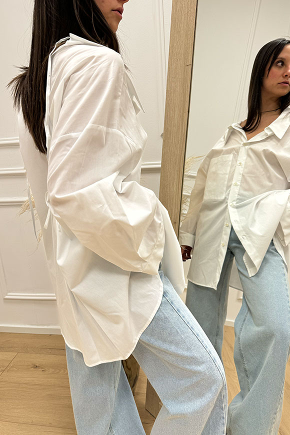 Vicolo - Camicia bianca fiocchi sul retro