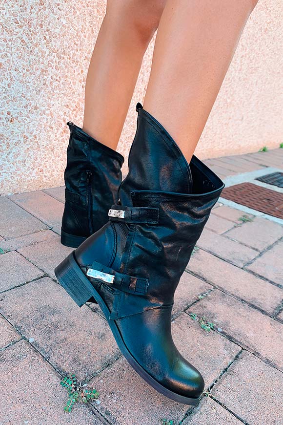 Ovyé - Black asymmetrical boots with buckles