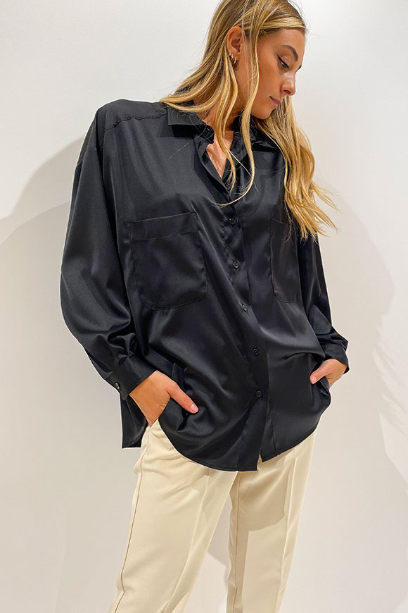 Vicolo - Black oversized satin shirt with pockets