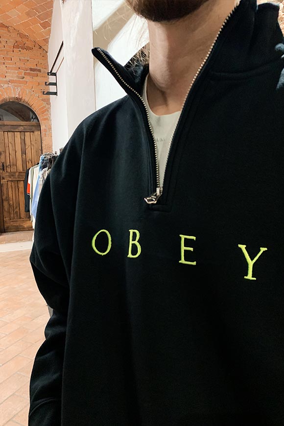 Obey - Felpa nera con zip e collo alto