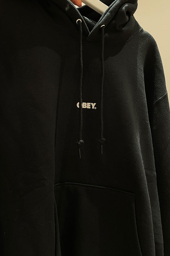 Obey - Felpa nera logo stampato in contrasto con cappuccio