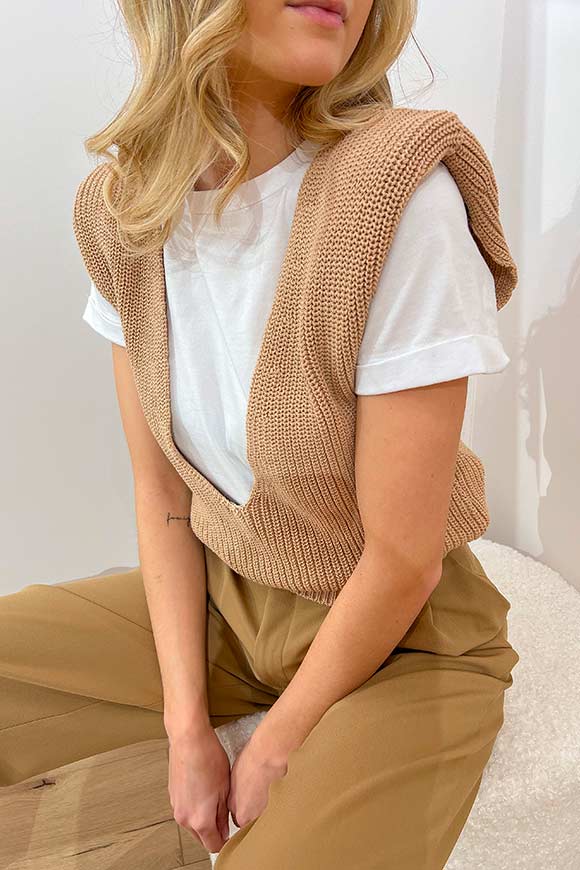 Kontatto - Sand vest with deep neckline and padded shoulder straps