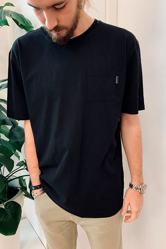 Gaelle - T shirt basica nera con taschino