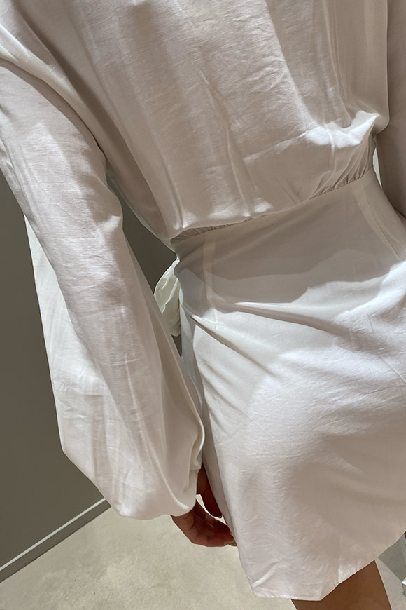 Glamorous - Vestito bianco a portafoglio con nodo