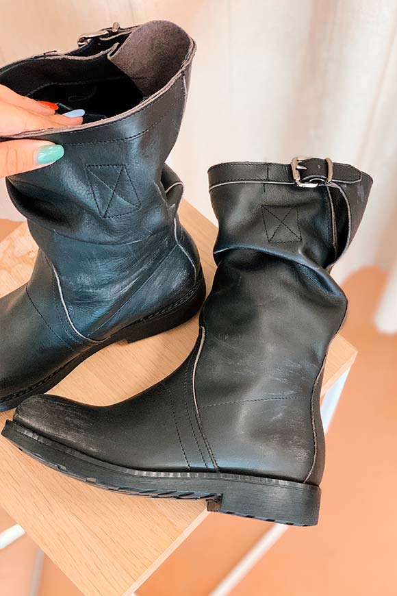 Ovyé - Black curled biker boots