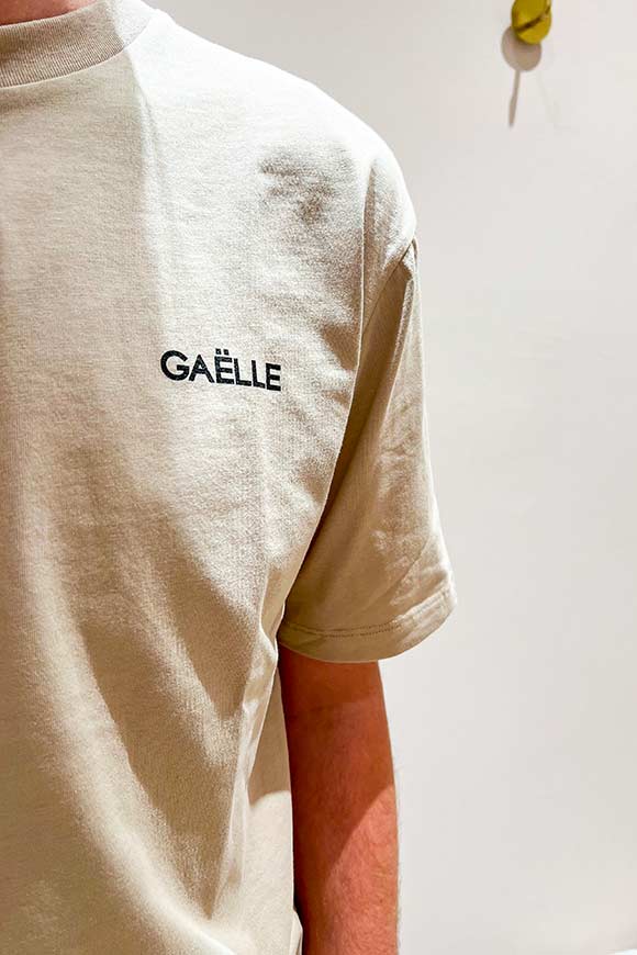 Gaelle - Hazelnut t-shirt with black logo print in contrasting color on the side and on the back