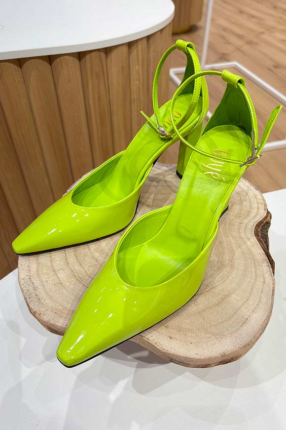 Ovyé - Acid green decollete in patent leather with pointed toe and rubber heel