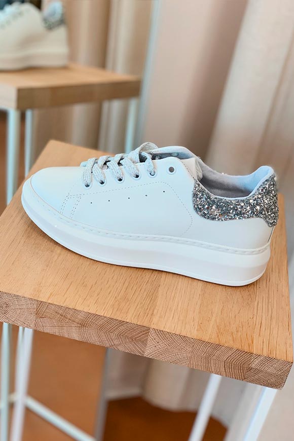 Ovyé - White sneakers with silver glitter heel