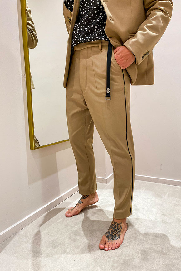 Gaelle - Pantalone beige con bordatura nera  in tessuto elegante