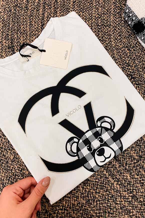 Vicolo - T shirt bianca con logo “Chanel” + orsetto