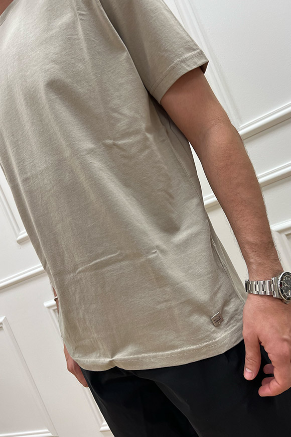 Block Eleven - T shirt sabbia basic con targhetta logo