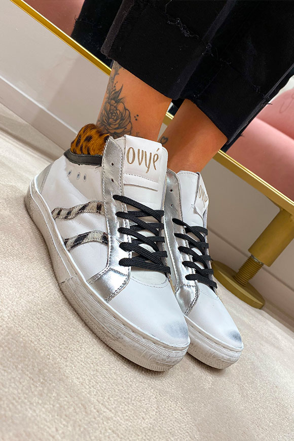 Ovyé - Sneakers bianca in pelle con inserti argento e maculati