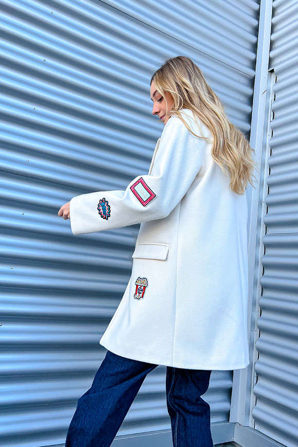 Vicolo - White coat with fitted teddy patch