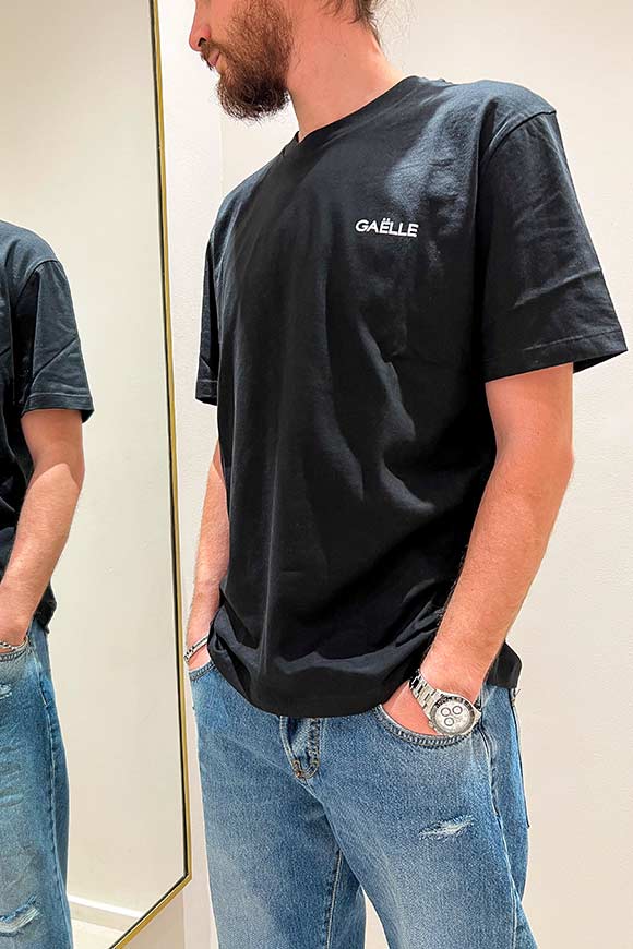 Gaelle - T shirt nera stampa logo nero a contrasto laterale e sul retro