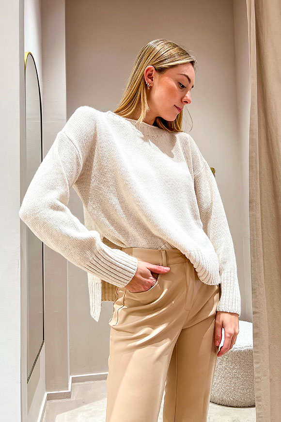Tensione In - Ivory crewneck sweater with side slits