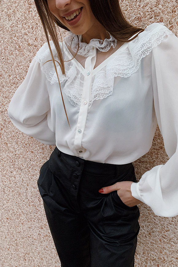 Vicolo - White shirt with lace galettes