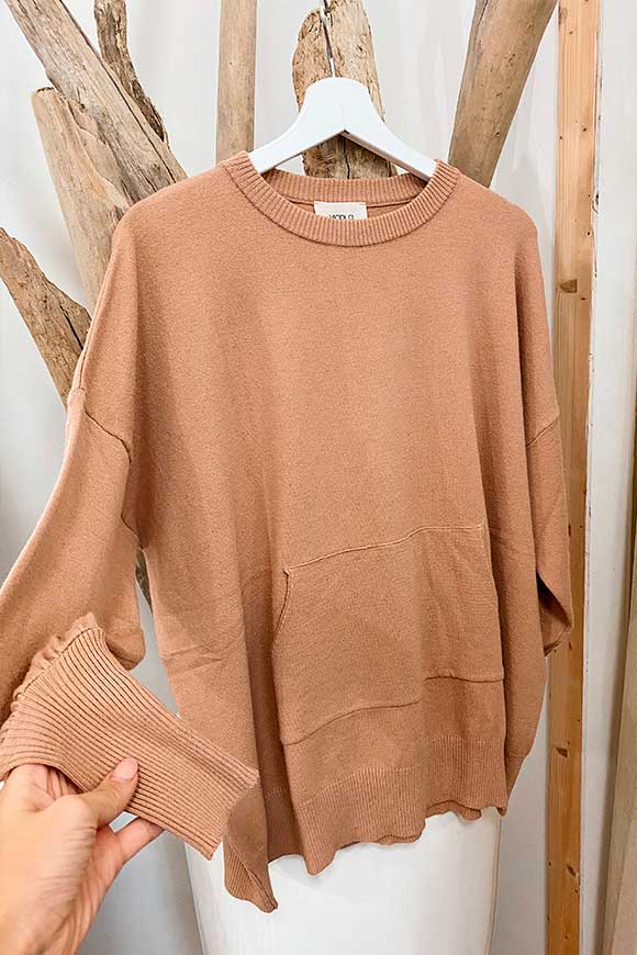 Vicolo - Camel sweater with pocket and tight cuffs