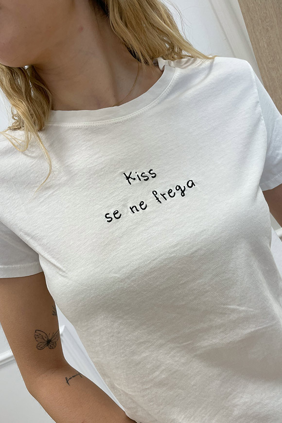 Vicolo - T shirt bianca ricamo "Kiss se ne frega"