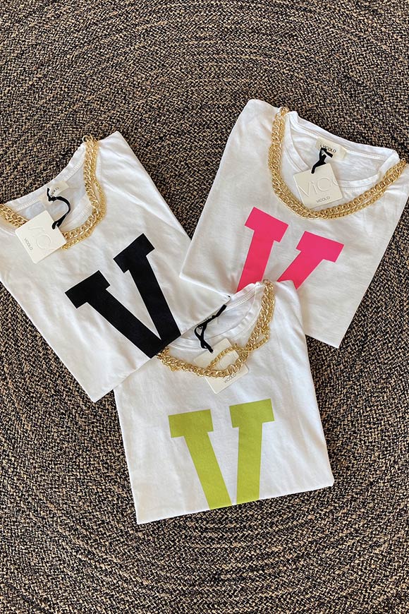 Vicolo - T shirt bianca "V" fucsia con catena oro
