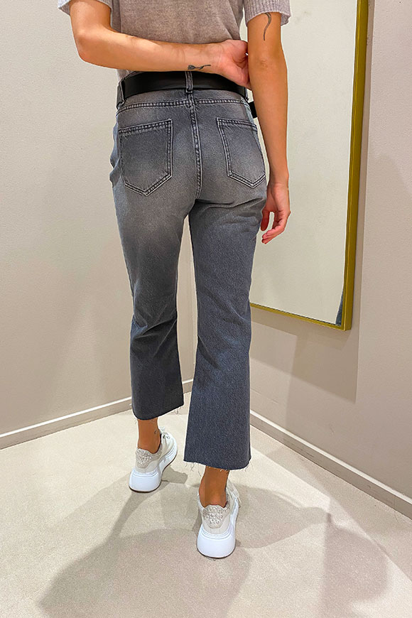 Kontatto - Jeans grigio cropped flare con taglio vivo sul fondo