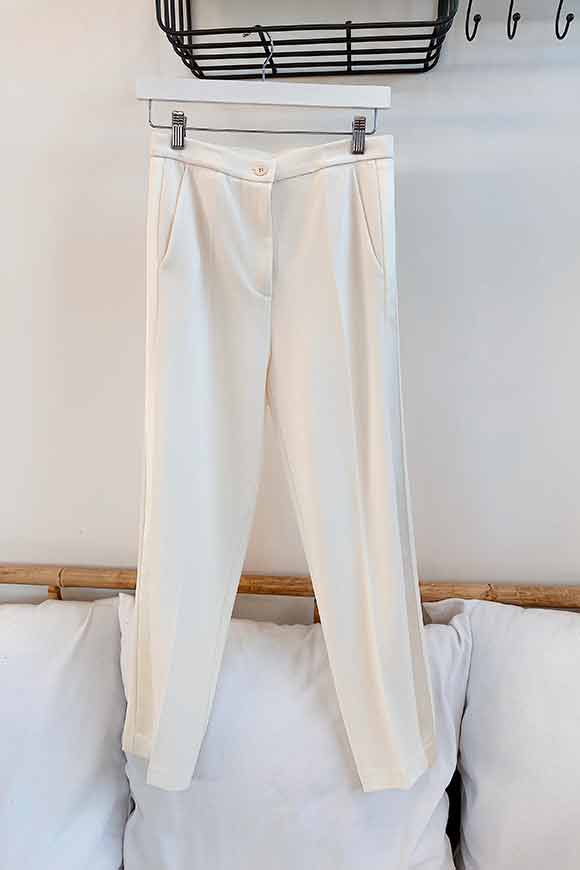 Vicolo - White cigarette trousers with satin profiles