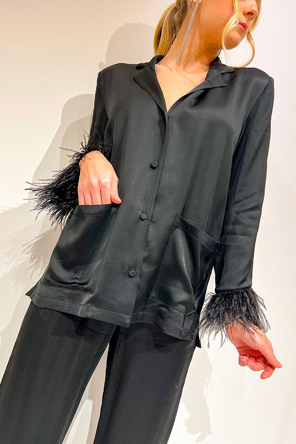 Vicolo - Camicia nera stile pigiama con piume sulla manica