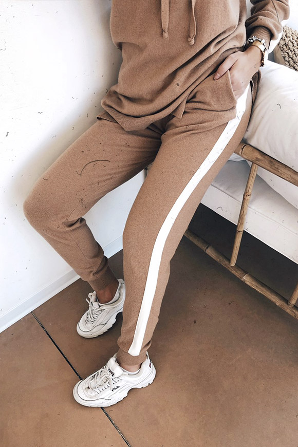 Kontatto - Beige joggers trousers with white band