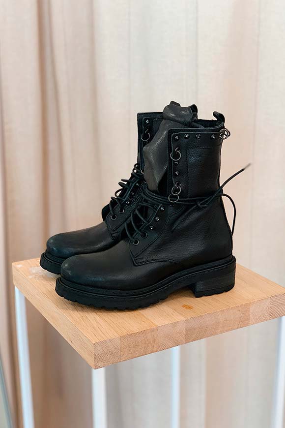 Ovyé - Black amphibious boots with studs