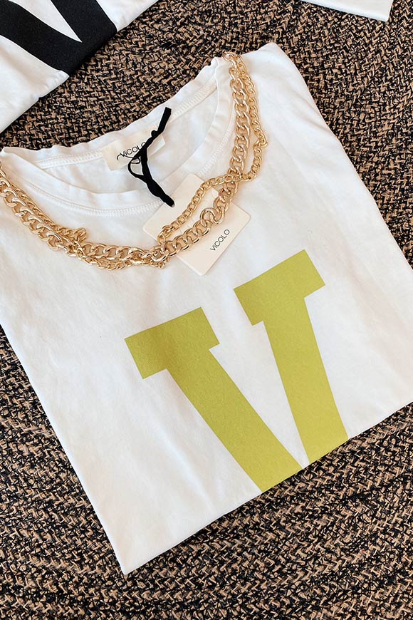 Vicolo - T shirt bianca "V" pistacchio con catena oro