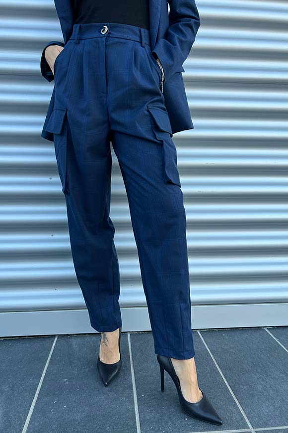 Vicolo - Pantaloni cargo blu inchiostro scozzese con bottone gioiello