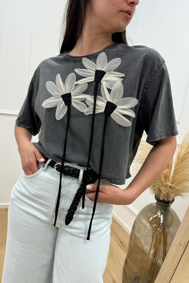 Crispy - T shirt crop grigia con dettaglio patch fiori