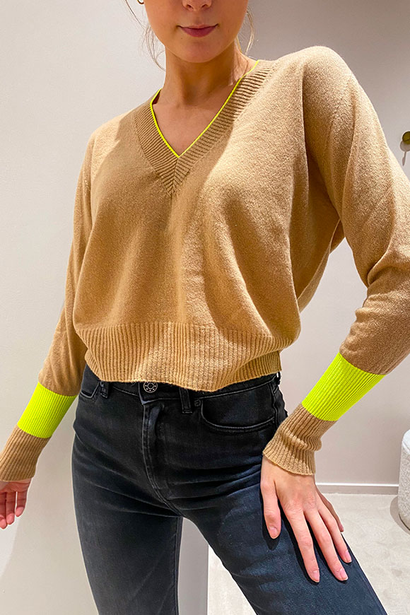 Vicolo - Camel V-neck sweater with yellow fluo details in cashmere