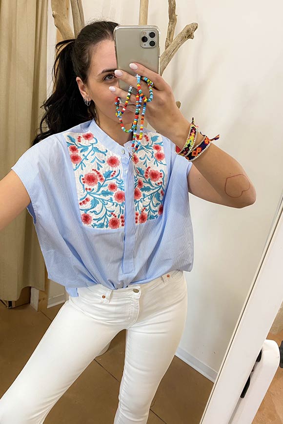 Vicolo - Light blue sticks blouse with coral embroidery