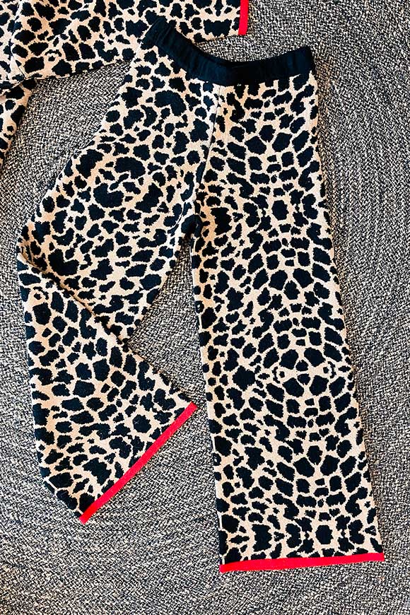 Vicolo - Pantaloni in maglia giraffa beige/neri con bordo rosso