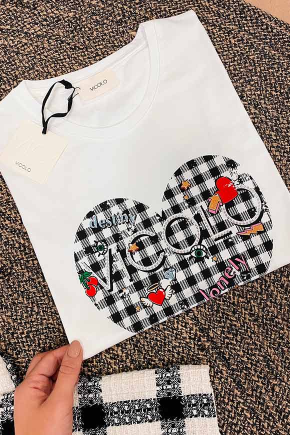 Vicolo - T shirt bianca con cuore a quadretti e logo