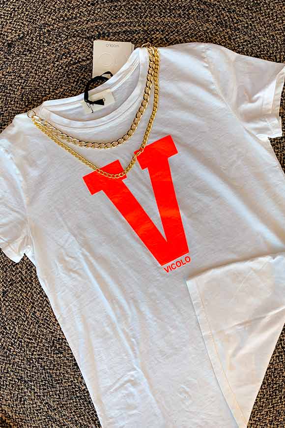 Vicolo - T shirt bianca "V" arancio fluo con catena oro